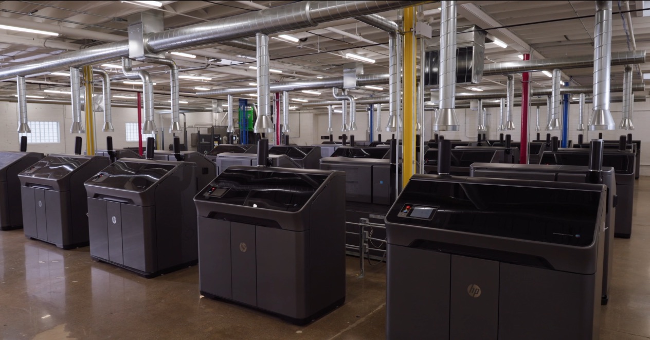 Rows of HP Jet Fusion 580 color printers in the MassPersona plant